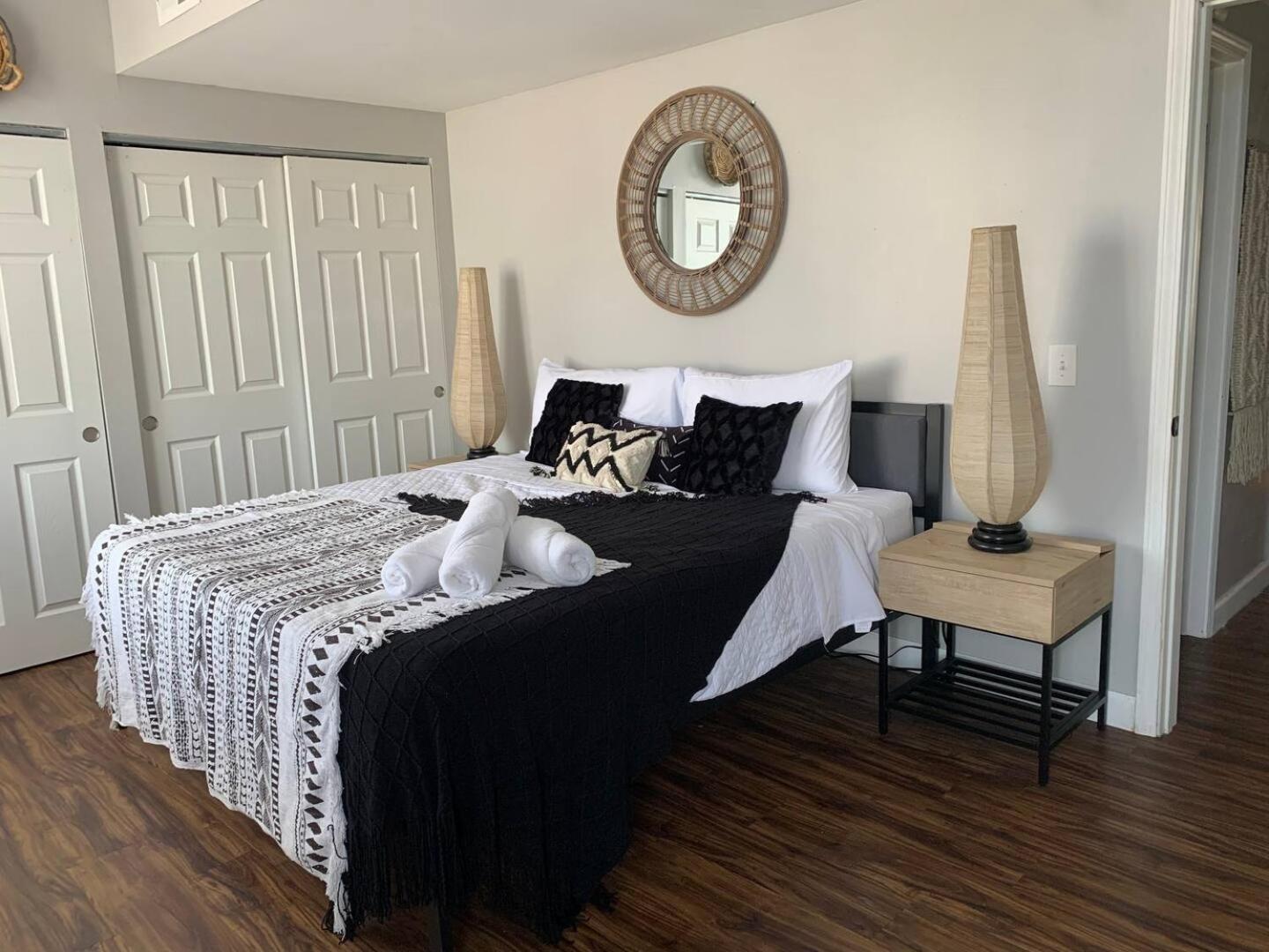 Modern Duplex Near Arenas, Hospitals, Universities, & Attractions Tower Grove エクステリア 写真
